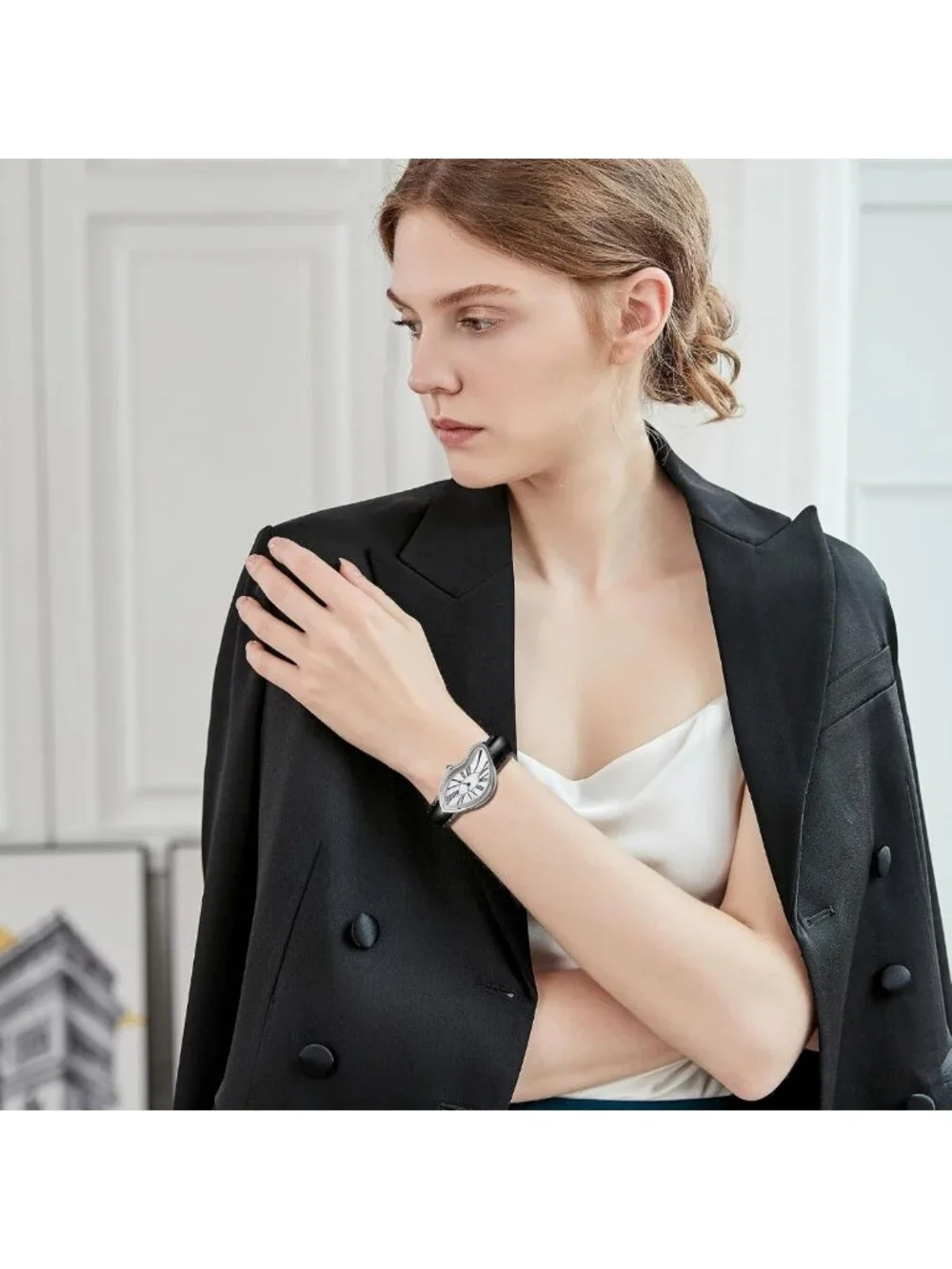 Stylish Luxury Analog Quartz Watch for Men & Women, Leather Strap, Waterproof